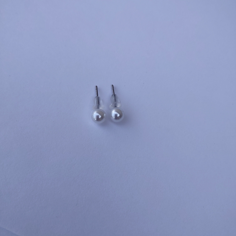 Pearl white elegant stud imitation earings!